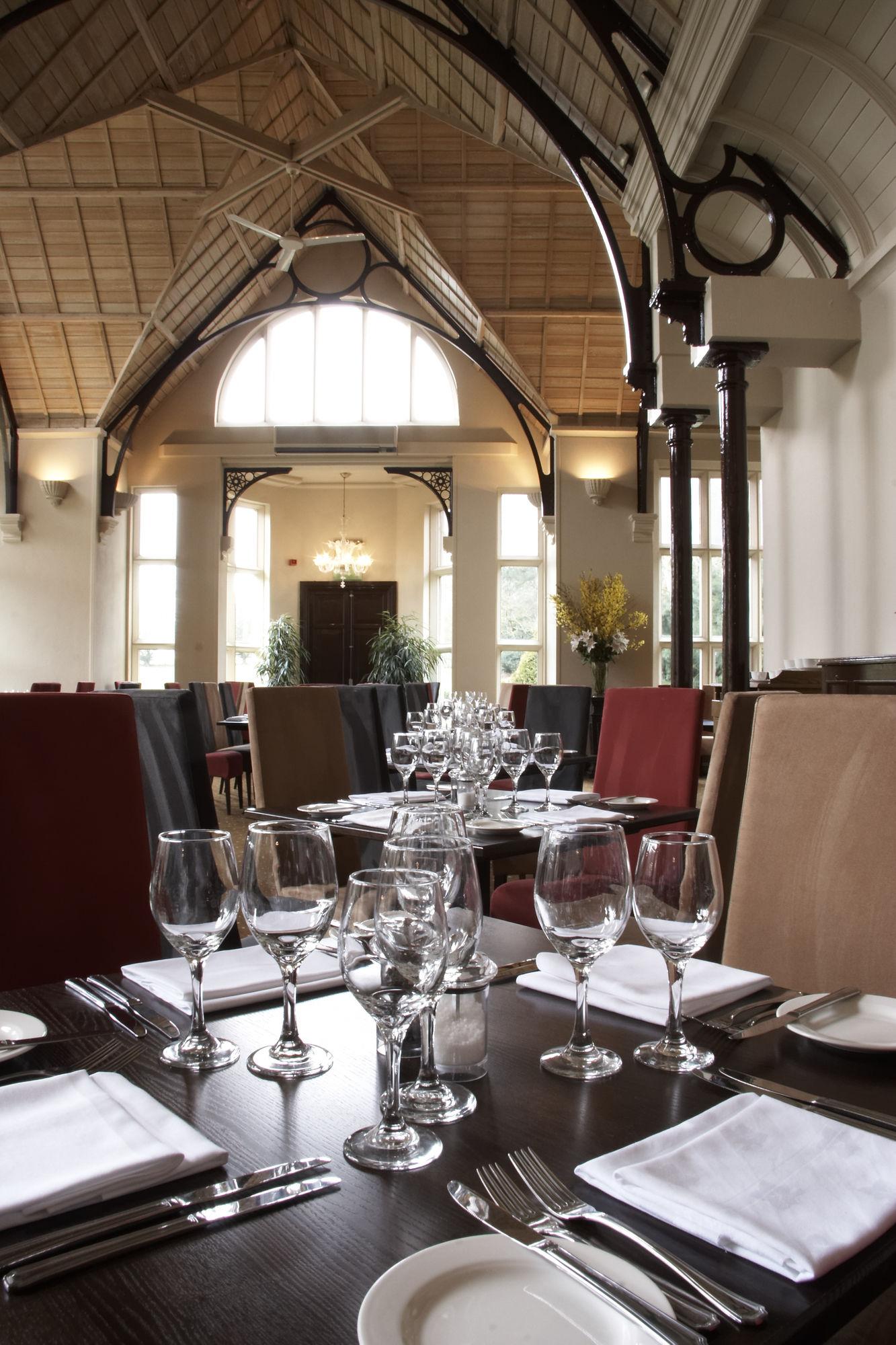 Audleys Wood Hotel, ベージングストーク エクステリア 写真